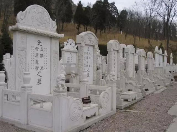 名字呗刻在男友亲人墓碑上，分手后要求除名？墓碑该怎么刻？